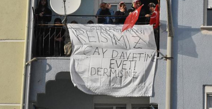 Cumhurbaşkanı Erdoğan'a pankartlı çay daveti