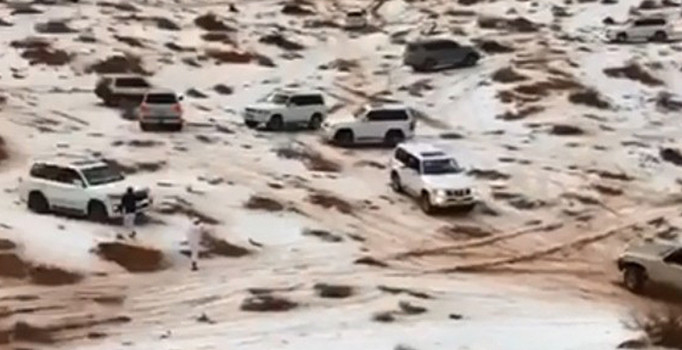 Birleşik Arap Emirlikleri’nde çöle kar yağdı