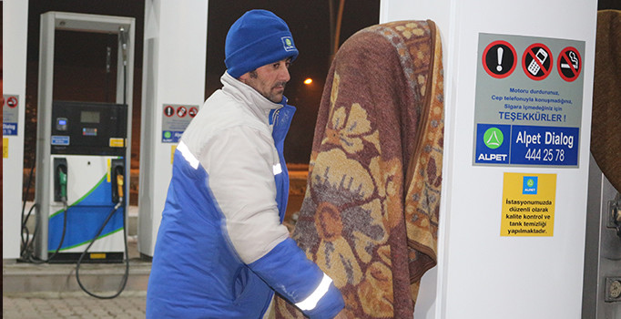Ağrı'da akaryakıt istasyonunda soğuk havaya battaniyeli çözüm