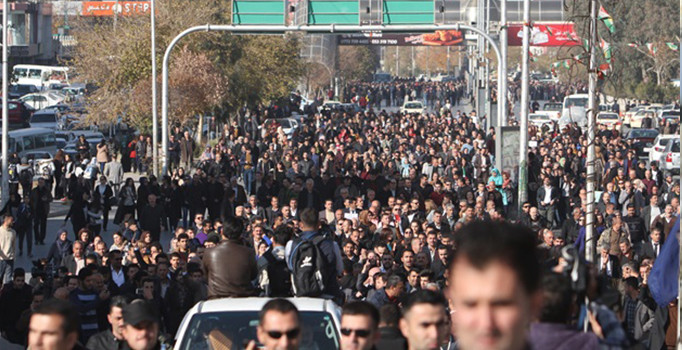 IKBY'de Barzani'ye protesto! Kalabalık KDP binasını ateşe verdi