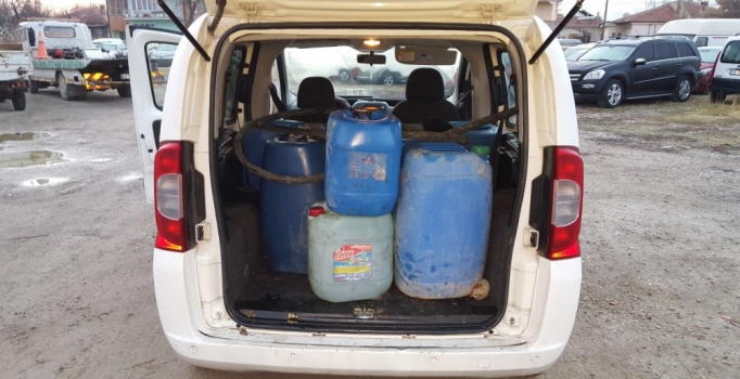 Çaldıkları 450 litre akaryakıtla yakalandılar