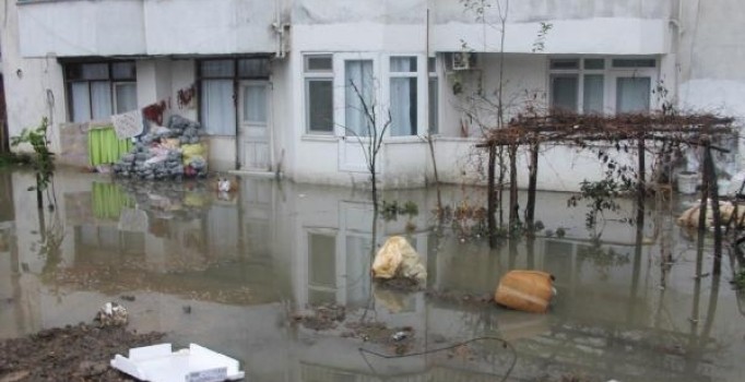 Samsun'u sağanak vurdu! İtfaiye vatandaşların yardımına koştu