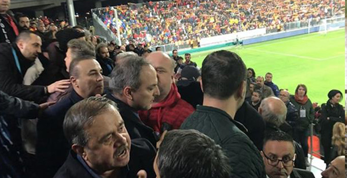 Tribünde büyük ayıp: Yobazlar camiye gidin namaz kılın