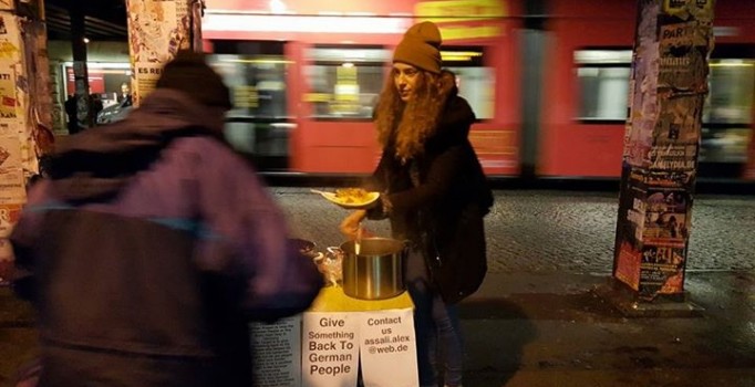 Suriyeli mülteci, evsiz Almanları doyuruyor