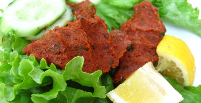 İzmir'de çiğ köfte yiyen 40 öğrenci zehirlendi