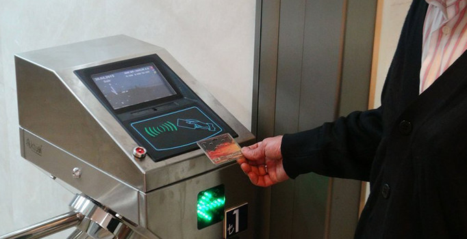 Metrobüste yaşanan hırsızlık olayını İstanbulkart ele verdi