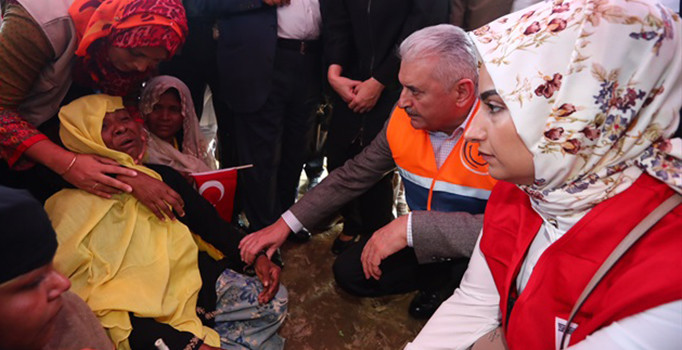 Başbakan Yıldırım'dan Arakanlı Müslümanlara ziyaret: Tek tek dertlerini dinledi