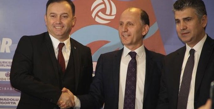 Trabzonspor'da Hami Mandıralı'nın imza törenine dink donk sesleri damgasını vurdu