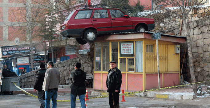 Niğde'de otomobil muhtarlığın çatısına düştü