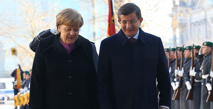 Başbakan Davutoğlu'na Almanya'da resmi karşılama
