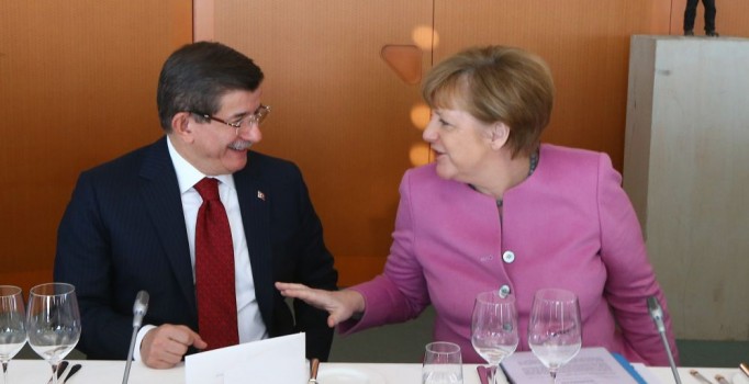 Davutoğlu'ndan Merkel'e: Güvenli bölge olsaydı bu şekilde zarar görülmezdi