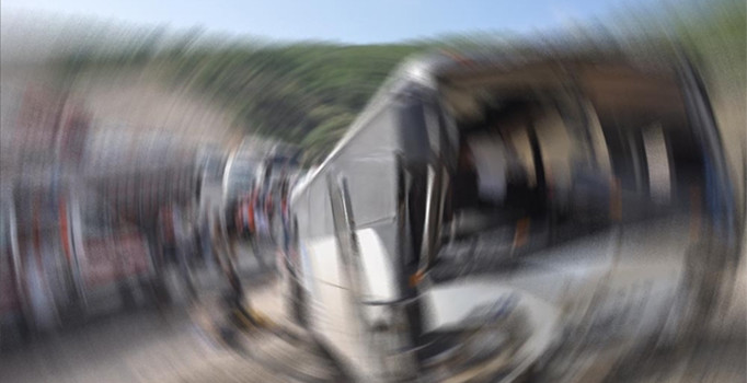 Hindistan'da otobüs nehre düştü: 32 ölü