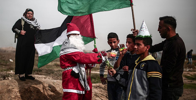 İsrail askerleri Noel Baba kostümü giyen bir Filistinliyi vurdu