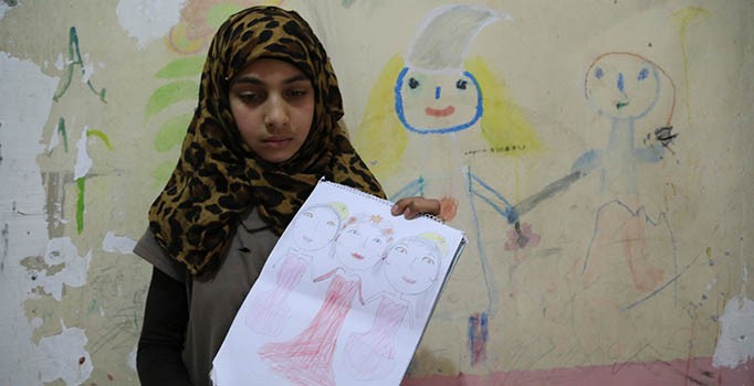 Suriyeli çocuk kaybettiği arkadaşlarını duvara resmetti