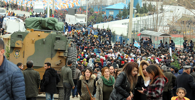 Erdoğan için 'Şırnak il kalsın' pankartı astılar