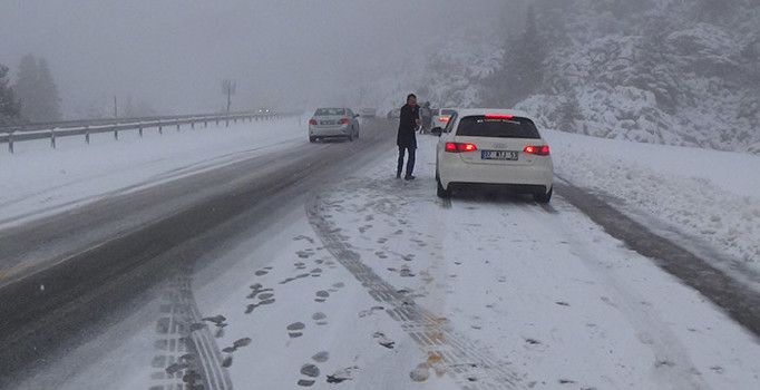 Antalya'nın yüksek kesimlerine kar yağdı
