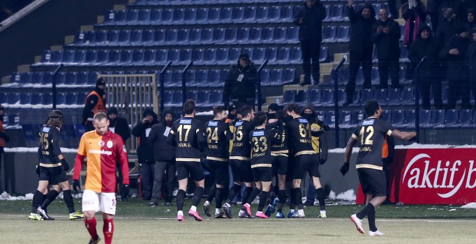 Osmanlıspor Galatasaray'ı evinde 3-2 mağlup etti