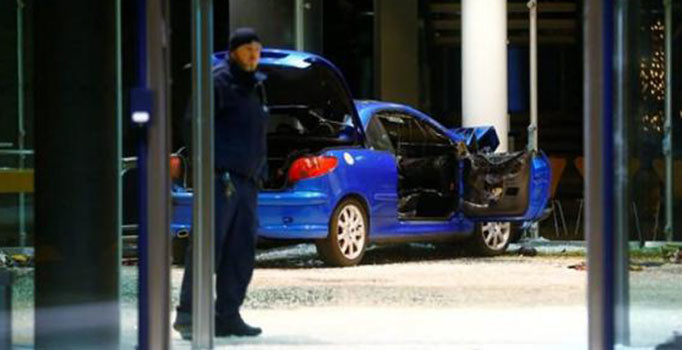 Almanya'da şok! Araç parti binasına daldı