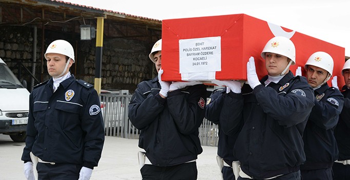 Cizre şehidi özel harekat polisi Bayram Özdere'nin cenazesi memleketi Kocaeli'ne uğurlandı