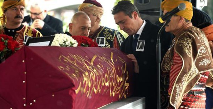 Mustafa Koç'un tabutunun üzerine örtülen Osmanlı sancağında ne yazıyor?