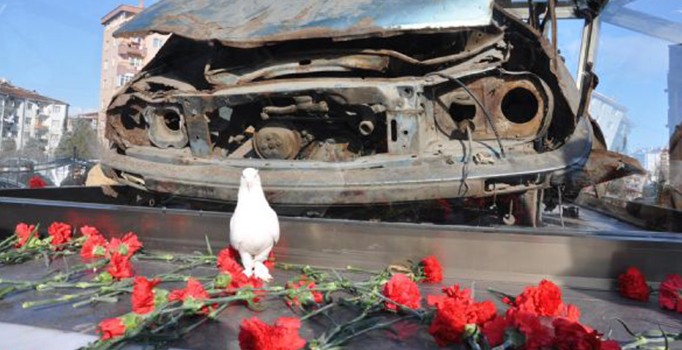 Ölümünün 23. yıldönümünde Uğur Mumcu'nun hayatını kaybettiği otomobil Eskişehir'de sergileniyor