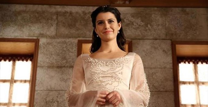 Beren Saat'in öpüşme sahnesi Kenan Doğulu'yu kızdırdı