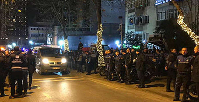 Beşiktaş'ta gece yarısı hareketli saatler: Belediyeler arasında kaldırım tartışması