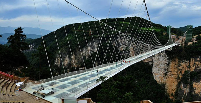 Çin'de dünyanın en uzun cam köprüsü ziyaretçiye açıldı