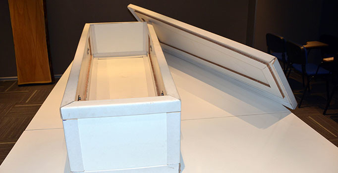 Kahramanmaraş'ta atık kağıtlardan tabut yaptılar