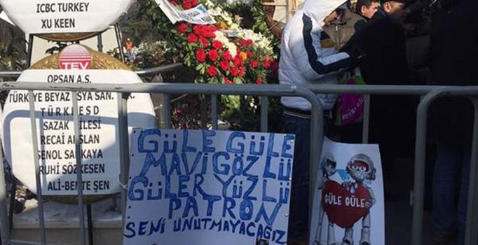 Mustafa Koç'un cenazesinde 'Güle güle mavi gözlü, güleryüzlü patron' pankartı
