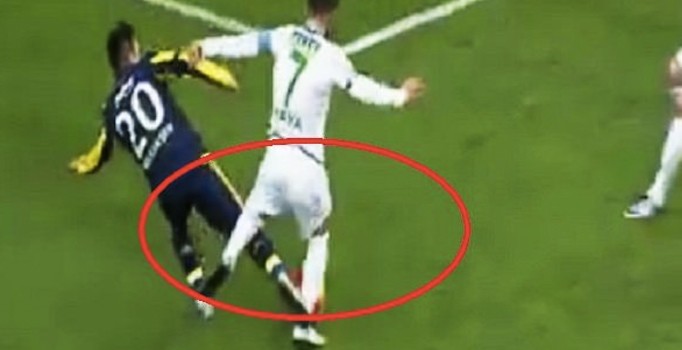 Fenerbahçe - Çaykur Rizespor maçında Volkan Şen'in penaltı pozisyonu tartışma yarattı