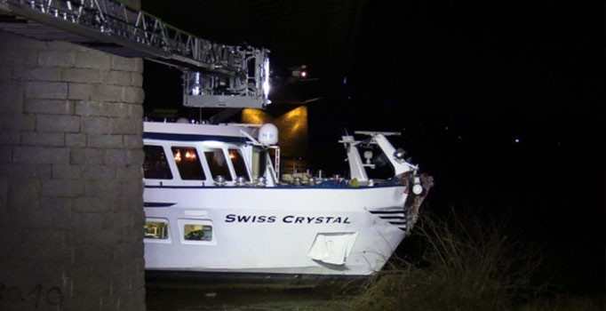 Almanya'da yolcu gemisi köprüye çarptı: 27 yaralı