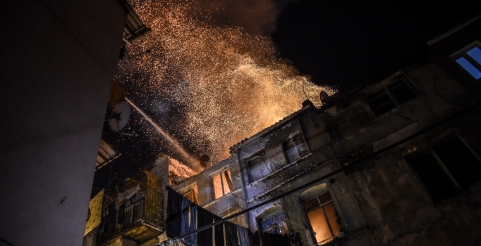 Beyoğlu'nda 3 katlı binada yangın