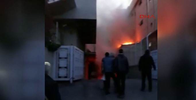 Son dakika! Bağcılar'da tekstil fabrikasında patlama