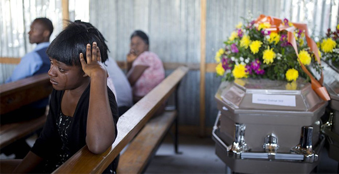 Sahte içkiyle ölenlerin cenazesine gelenlere aynı içki verildi: 12 ölü