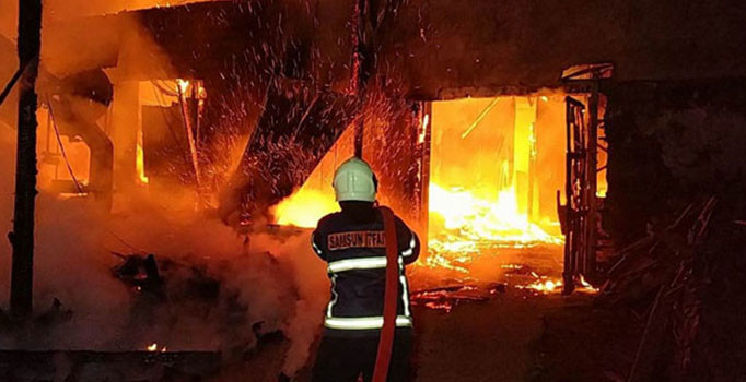 Samsun'da palet fabrikası alev alev yandı