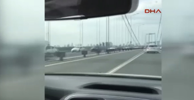 Köprüde pes dedirten görüntü: Seyir halindeyken yan koltuğa geçti