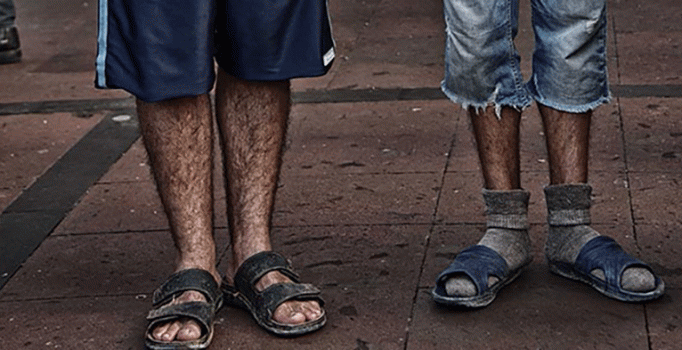 Mustafa Koç'un cenazesinde çıplak ayaklı iki genç