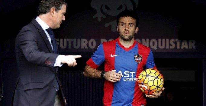 Yaşlı Levante taraftarı Guiseppe Rossi'yi bağrına bastı