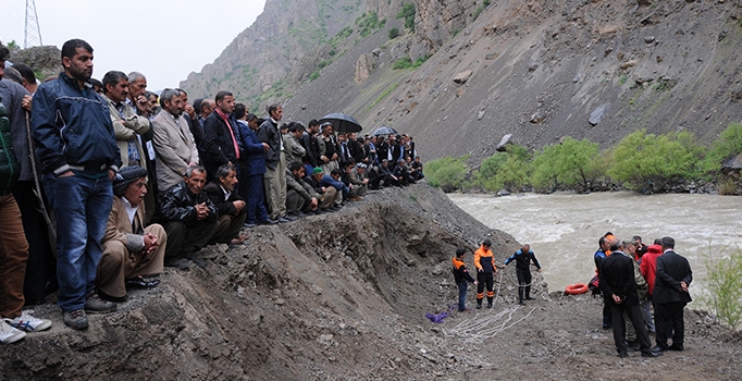 Zap Suyu'nda kaybolan 5 kişi bulunamıyor