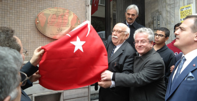 Fethi Gemuhluoğlu'nun yaşadığı eve anı plaketi asıldı