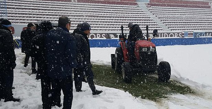 Spor Toto Süper Lig'de Beşiktaş-Trabzonspor maçı kar değil çim yüzünden ertelendi