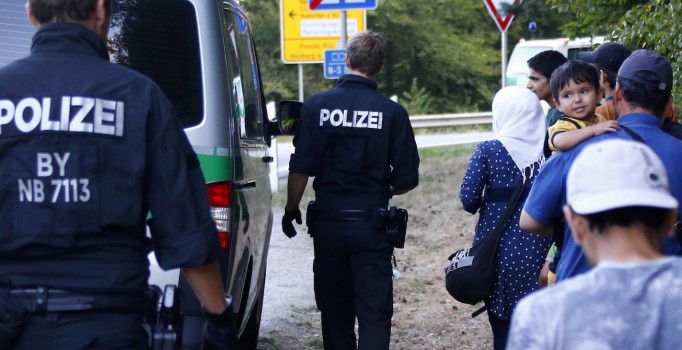 Irkçılar Almanya'da sığınmacılara samuray kılıcıyla saldırdı