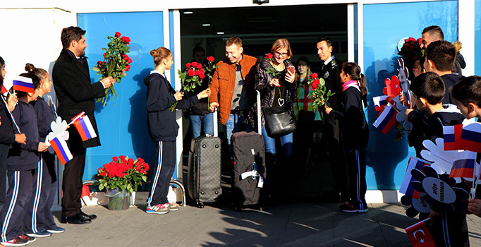 Kayseri'de Rus turistlere karanfilli ve kemanlı karşılama