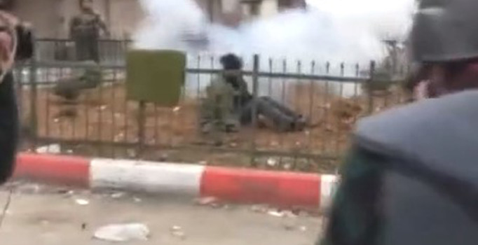 İsrail askerleri engelli gence ses bombası attı