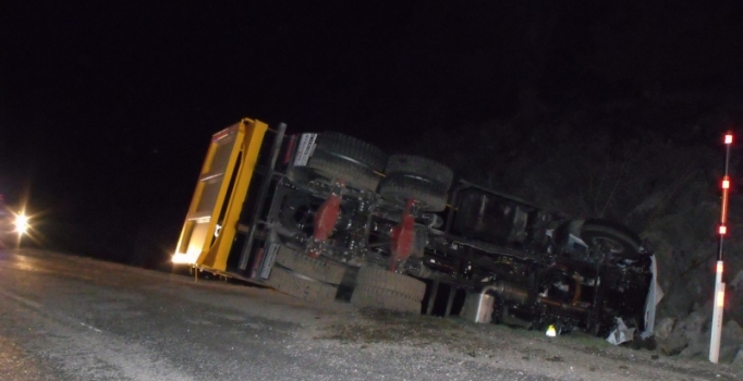 Kamyon dereye yuvarlandı: Kazada 4 kardeşten 3'ü öldü