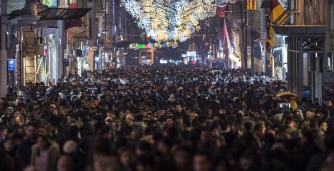 Yılbaşı için İstiklal Caddesi doldu taştı