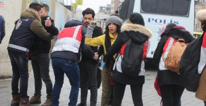 Taksim'de arama noktaları oluşturuldu