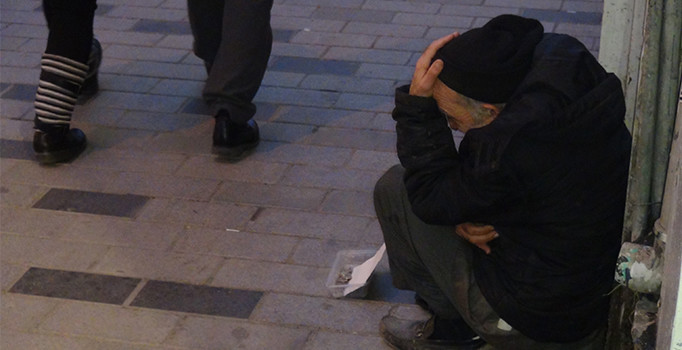 Taksim’de 'ağlayan dilenci' zabıtalar tarafından yakalandı
