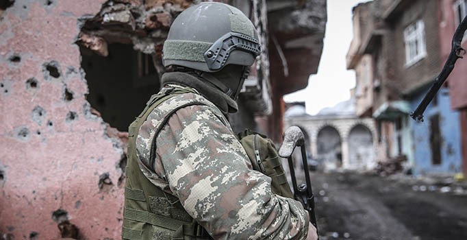 Diyarbakır Sur'da saldırı: 4 şehit, 3 yaralı